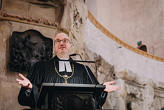 Landesbischof Tobias Bilz auf der Kanzel in der Kreuzkirche