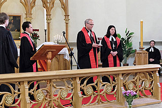 Liturgen im Altarraum mit Bischöfen Brauer und Dr. Rentzing und Pröpstin Bondarenko