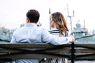 Eheberatung, Mann und Frau auf einer Parkbank
