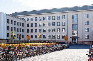 Blick auf das Lehrgebäude der Evangelischen Hochschule Dresden