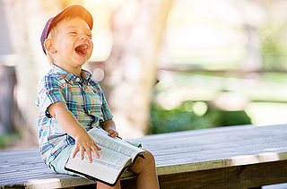 Lachendes Kind mit Buch