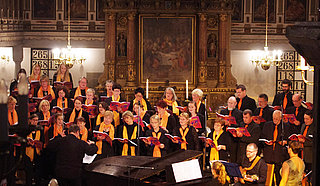 Ein Chor singt in der Peter-Pauls-Kirche in Sebnitz.